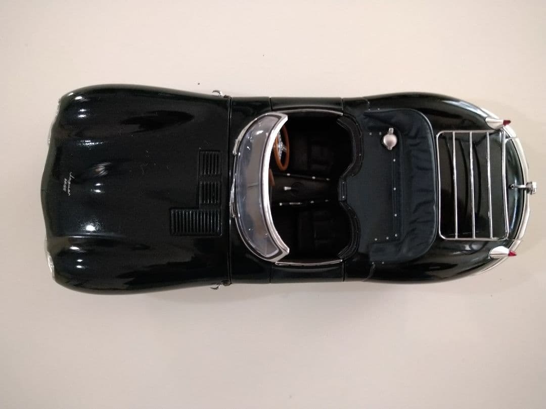 車　ＪＡＧＡＵＡＲ　Ｘｋ　ＳＳ　1/18　ＡＵＴＯ・ＡＲＴ　ダイキャストミニカー