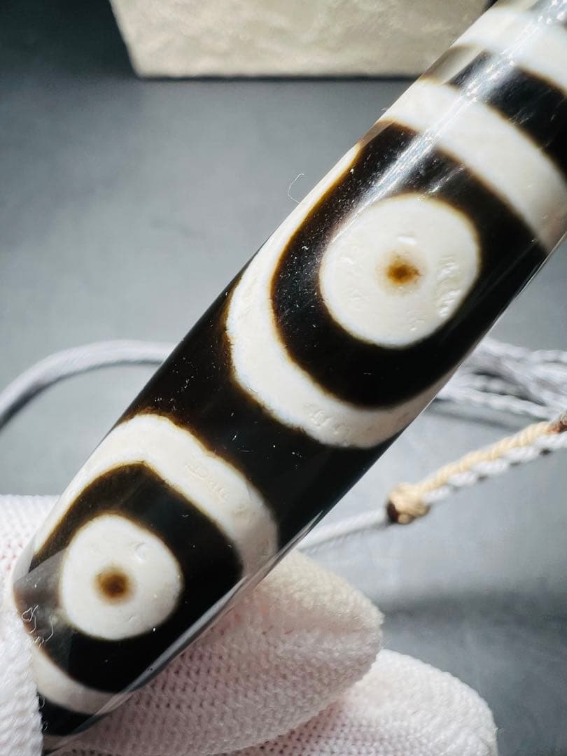 文玩堂：極致黒白宝蓋三眼天珠（財運を助ける）