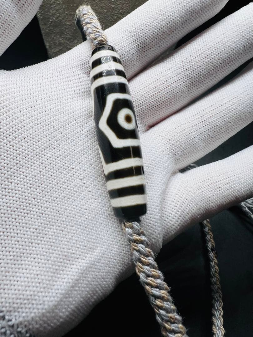 文玩堂：極致黒白宝蓋三眼天珠（財運を助ける）