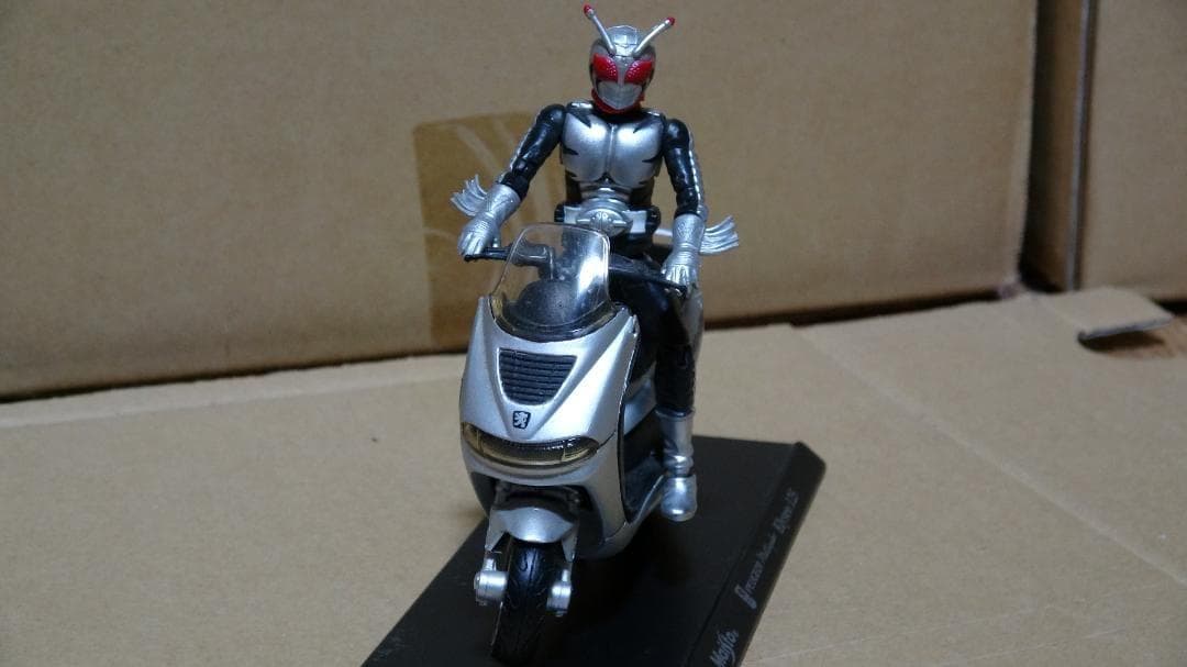 MAISTO　バイクミニカー　PEUGEOT　ELYSEO１２５＆フィギュア