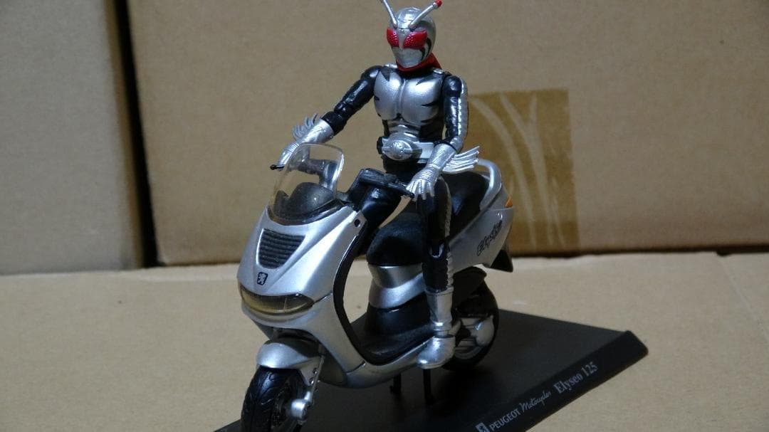 MAISTO　バイクミニカー　PEUGEOT　ELYSEO１２５＆フィギュア