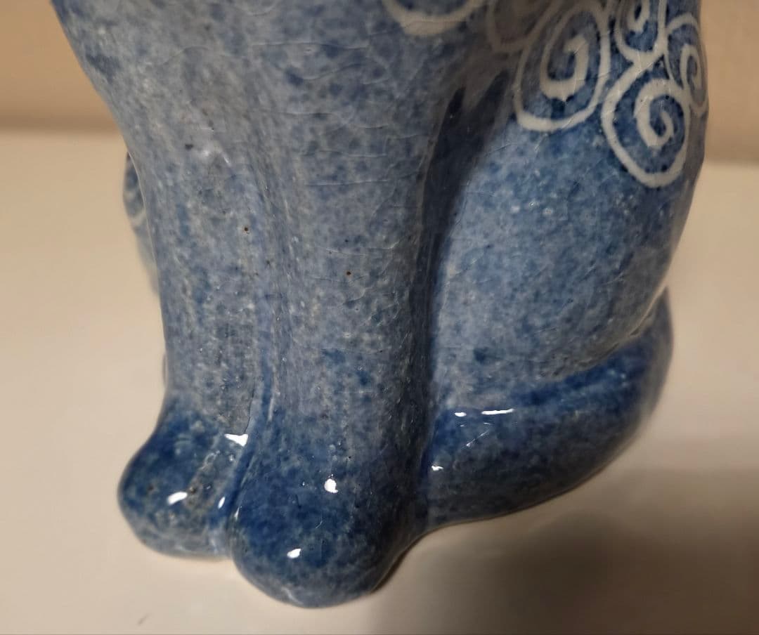 広瀬さちよ作 猫置物 唐草模様　陶器製 唐草模様 ブルー