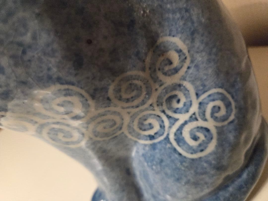 広瀬さちよ作 猫置物 唐草模様　陶器製 唐草模様 ブルー