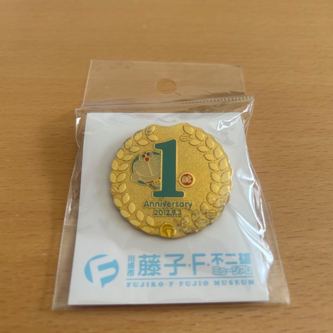 超レア 藤子F不二雄ミュージアム 1周年記念ピンバッジ ドラえもん