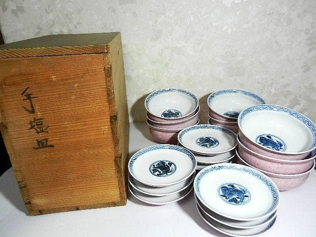 斑桃色地見込みに染付獅子図蓋茶碗９客（裏印「清鳳」）