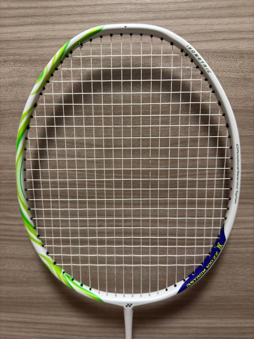 アストロクス100ZZ　VA　4UG5　ヨネックス　バドミントンラケット