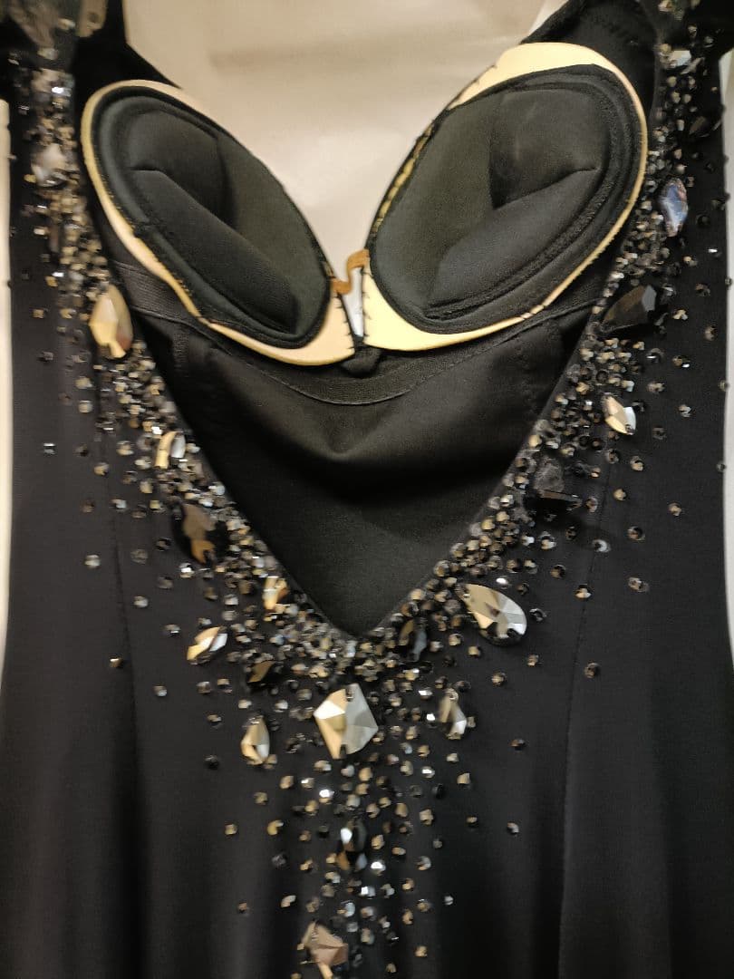 黒のビジュー付きダンス衣装　ヤナギタダンスウェア