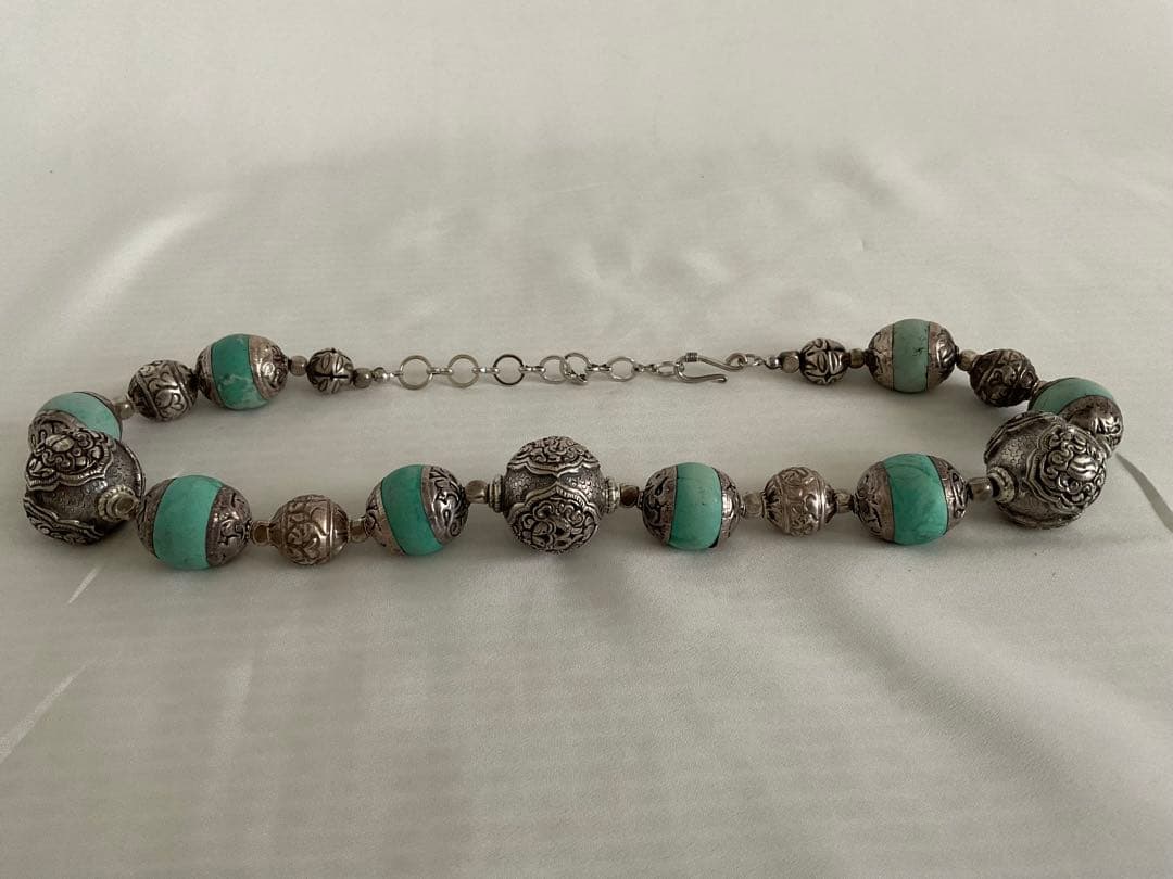 ハウライトターコイズにSVキャップどんぐり」と「シルバー細工玉」のネックレス