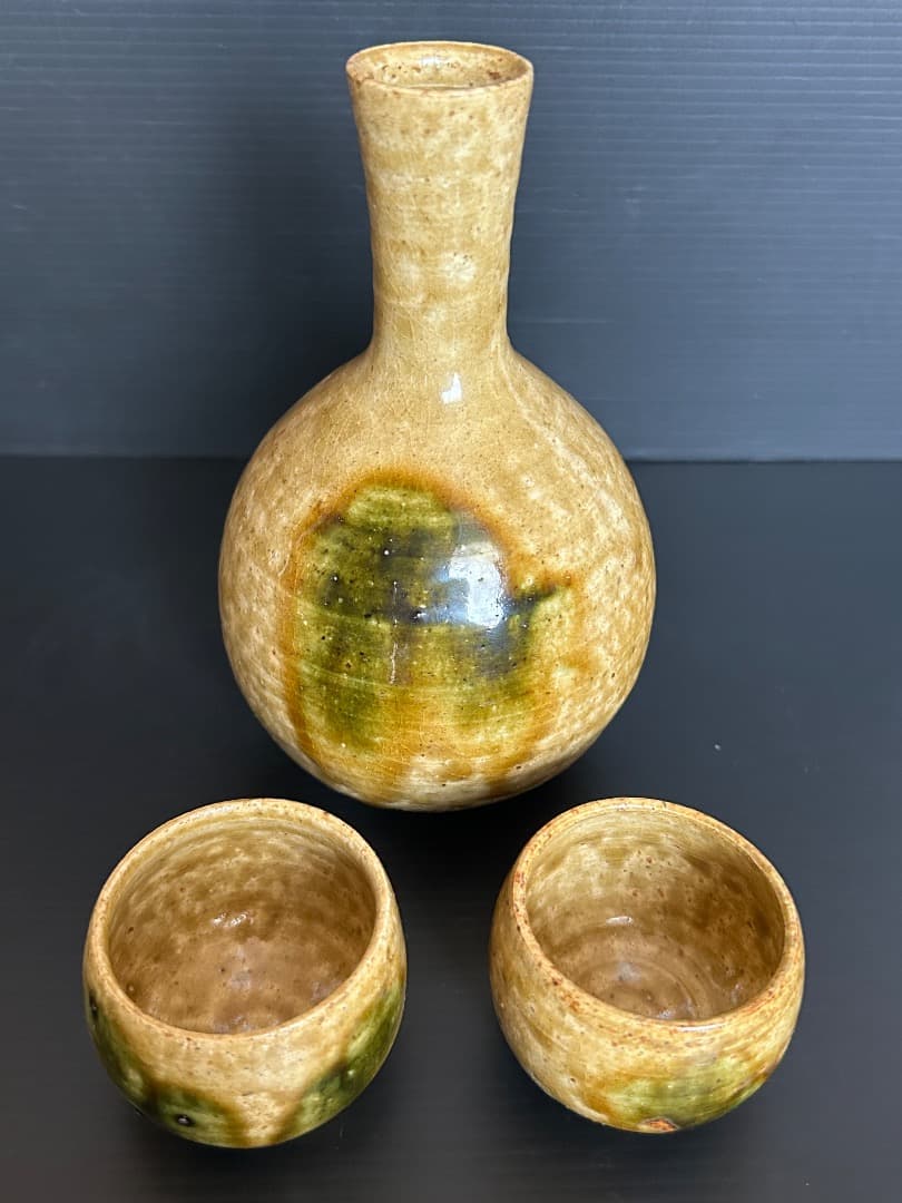黄瀬戸の徳利と猪口 (加藤春鼎作)