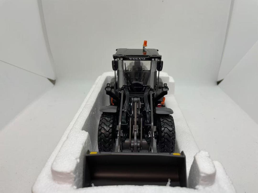 13R-012 AT 1/32 ボルボ L60H Black Edition