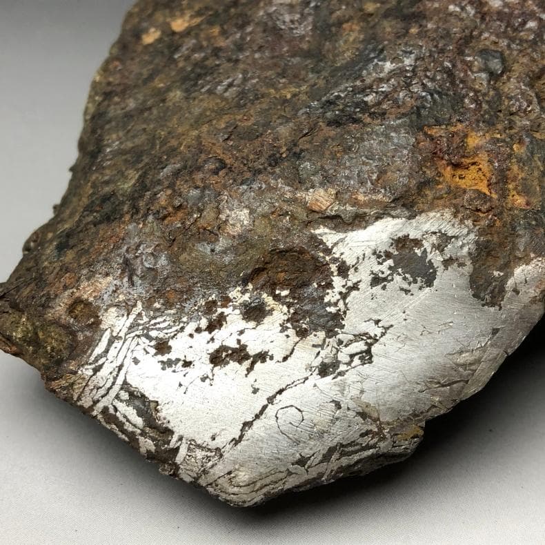 隕石 鉄隕石　アルタイ隕石　原皮付き　ナチュラル　原石　重さ約975ｇ　立て付き