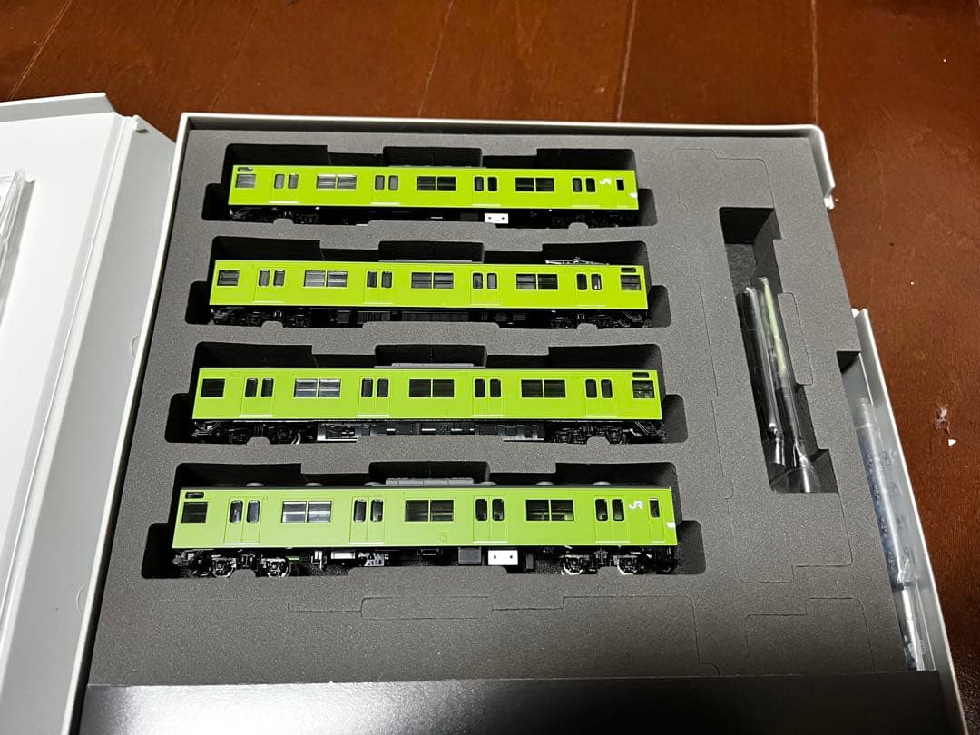 TOMIXJR 103系通勤電車(JR西日本仕様・黒サッシ・ウグイス)基本セット