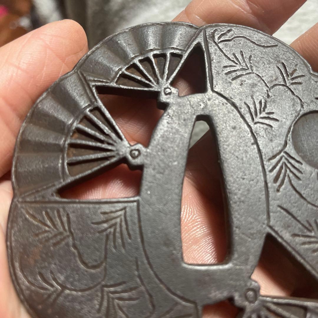 鉄地扇文透かし鍔　鍔飾り付き