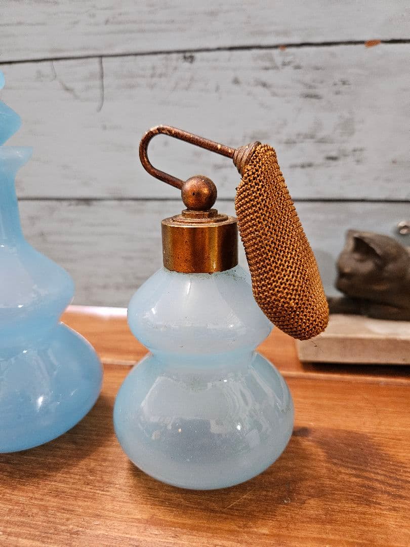 フランスアンティーク オパリンガラスの香水瓶 3本セット ボトル 蓋付き