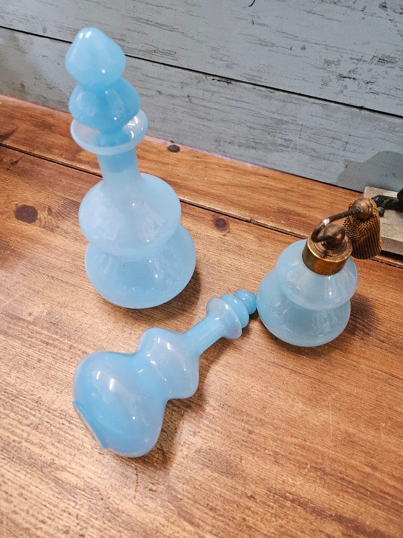 フランスアンティーク オパリンガラスの香水瓶 3本セット ボトル 蓋付き