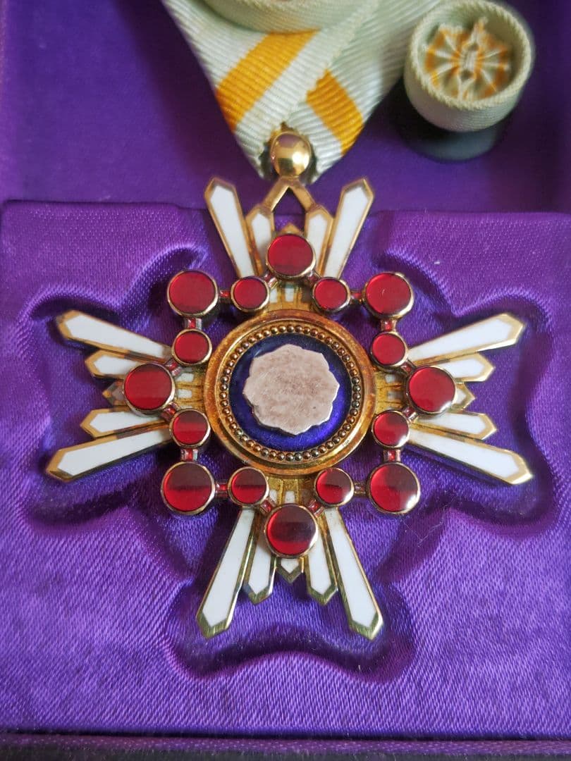 ●日本国 ● 勲四等瑞宝章　勲章 略綬 共箱付