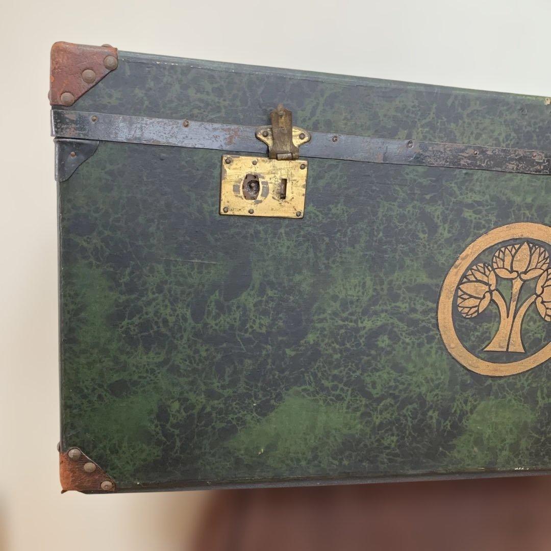 昭和レトロ/緑色の木製トランク 金色のエンブレム付き/収納箱/オブジェ/年代物