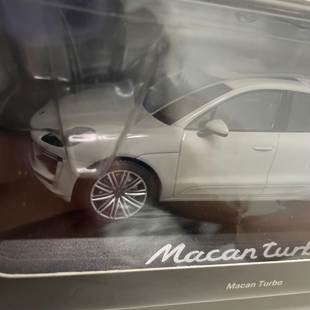 【極美品】ミニチャンプス1/43ミニカーポルシェ　マカンturboライトグレー