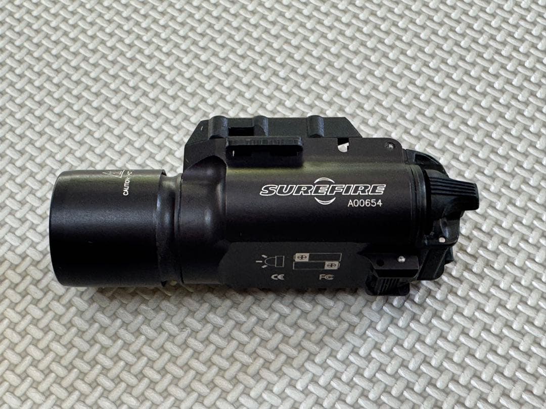 コ*s様 Ｋ*ー様 Surefire X300 武器用ライト (正規品)