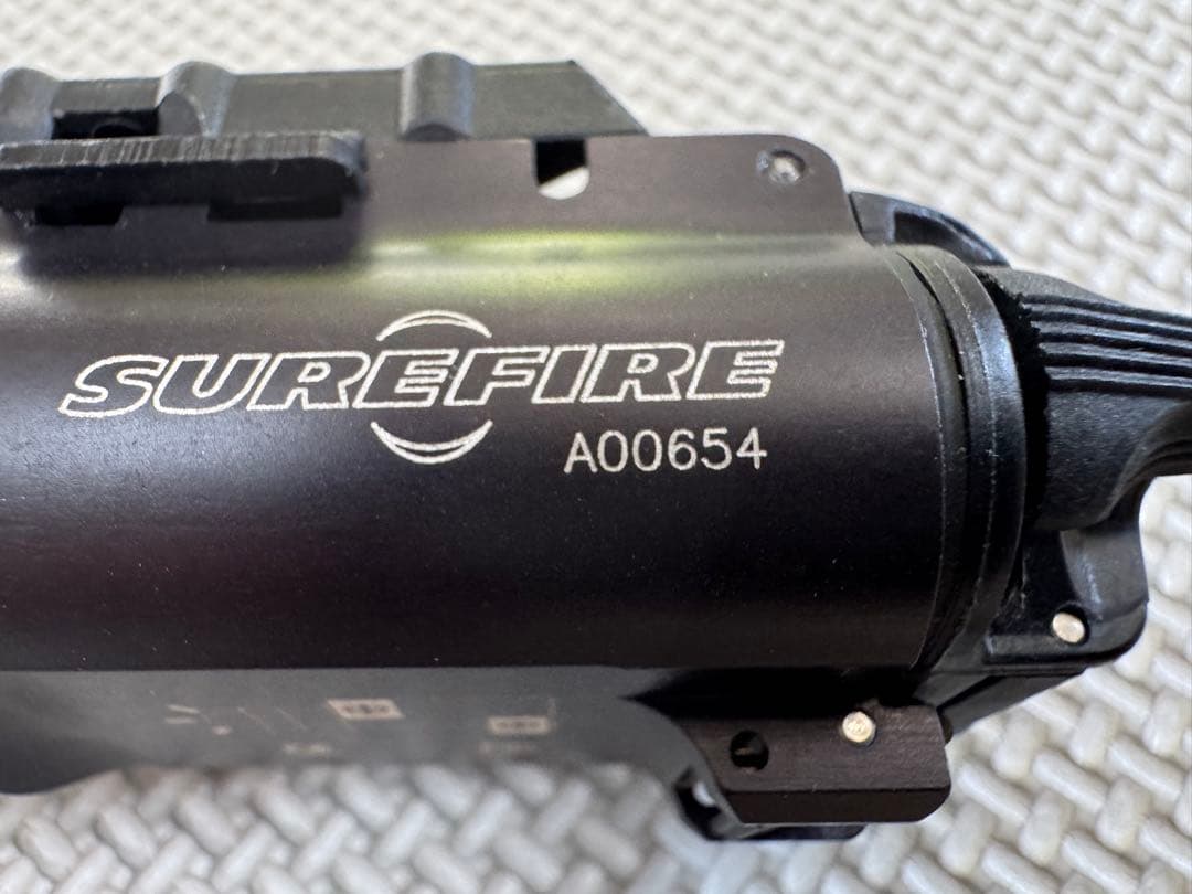 コ*s様 Ｋ*ー様 Surefire X300 武器用ライト (正規品)