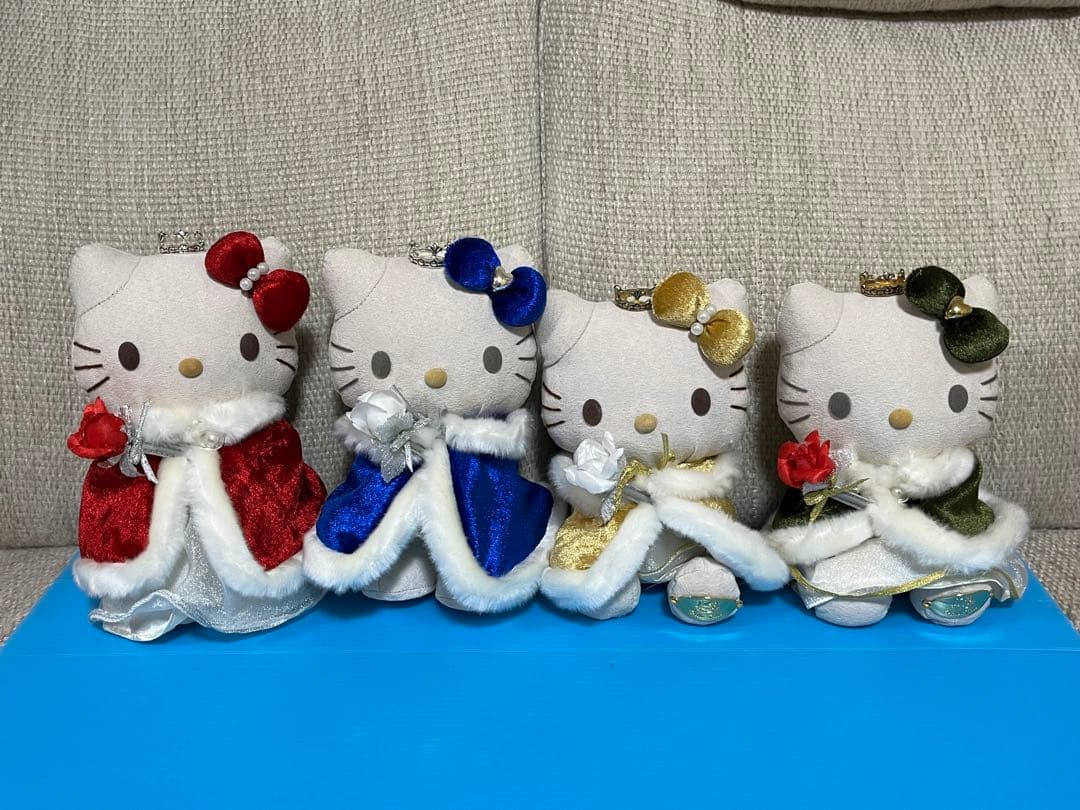 ハローキティぬいぐるみ ビンテージドールコレクション 赤青ゴールド緑　激レア品