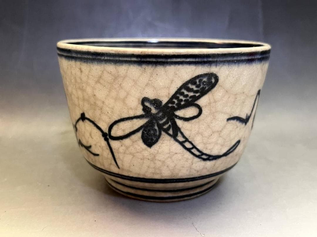 トンボ絵柄の陶器製茶碗