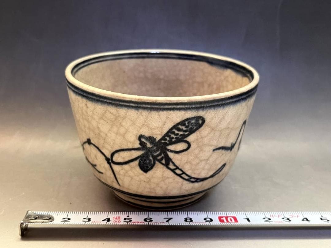 トンボ絵柄の陶器製茶碗