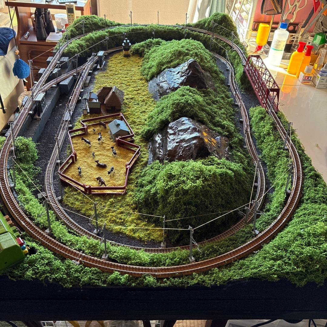 Nゲージ 鉄道模型 草地と山　ポツンと一軒家