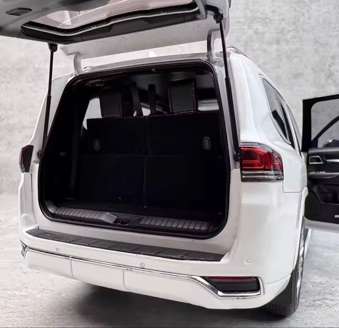 TOYOTA LCD 1:18 ￼Land cruiser ZX (LC300)