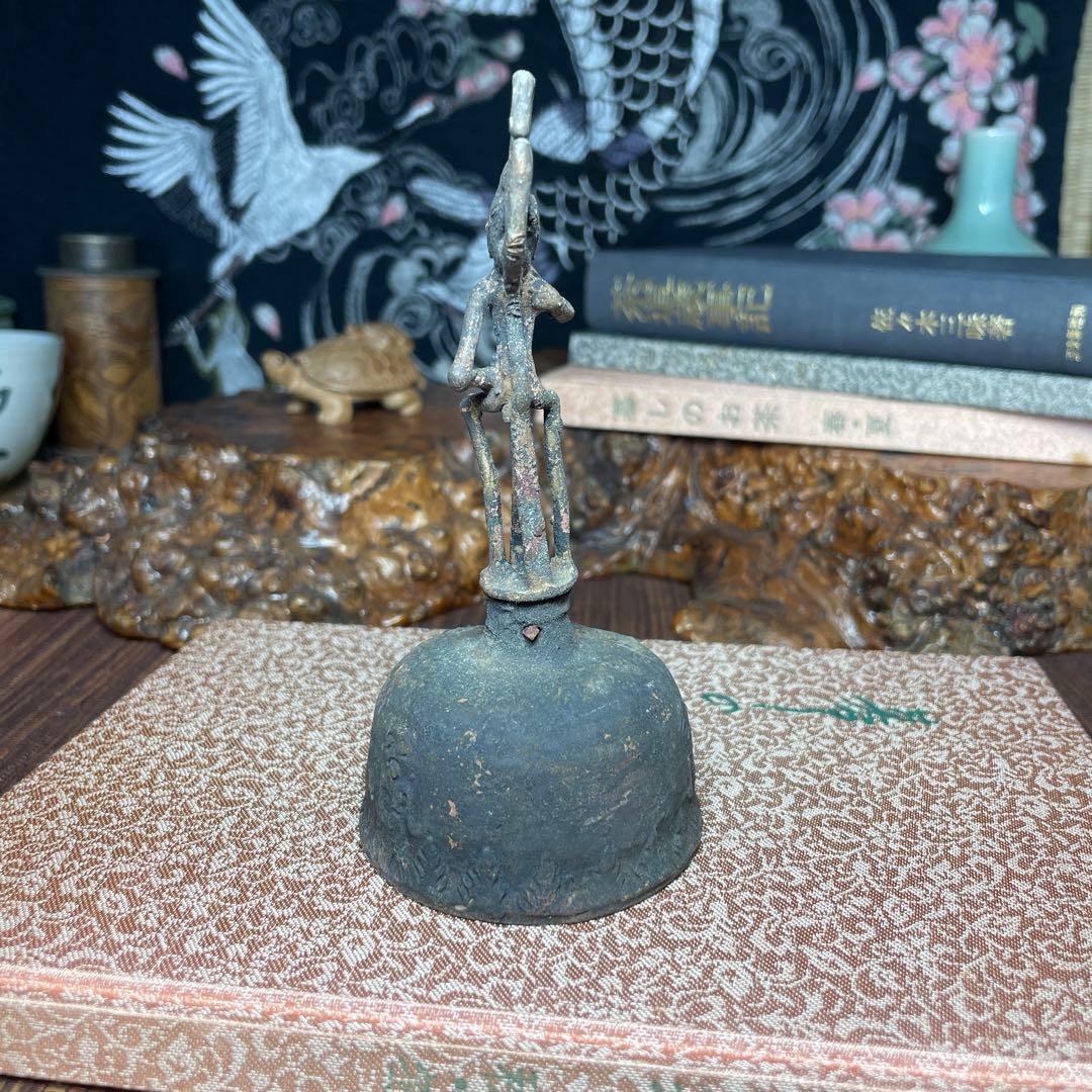 金属製 人形形状の鐘 ちいさな音が鳴るハンドベル 古道具 骨董