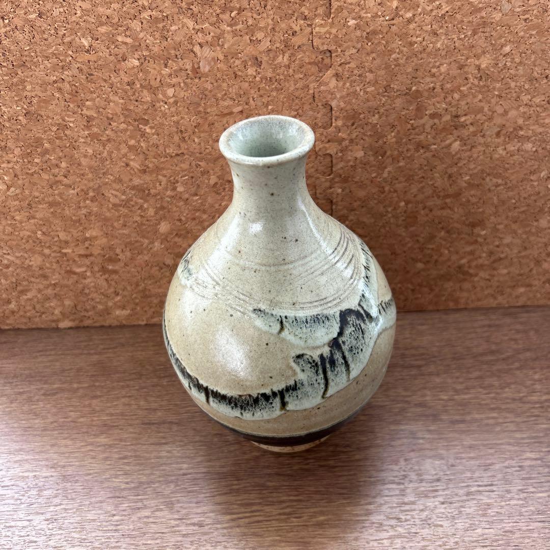 陶器製　細長い瓶 黒と白のストライプ　花瓶
