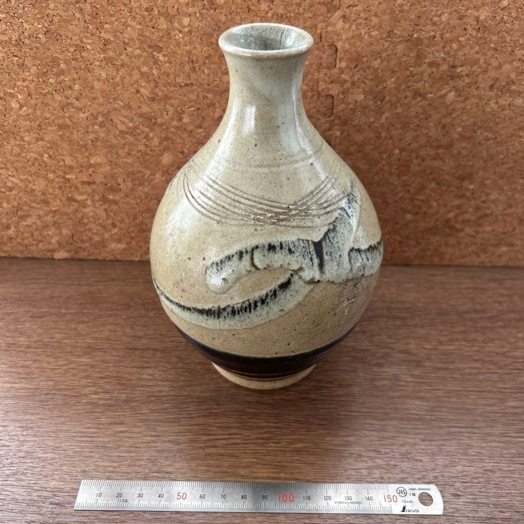 陶器製　細長い瓶 黒と白のストライプ　花瓶