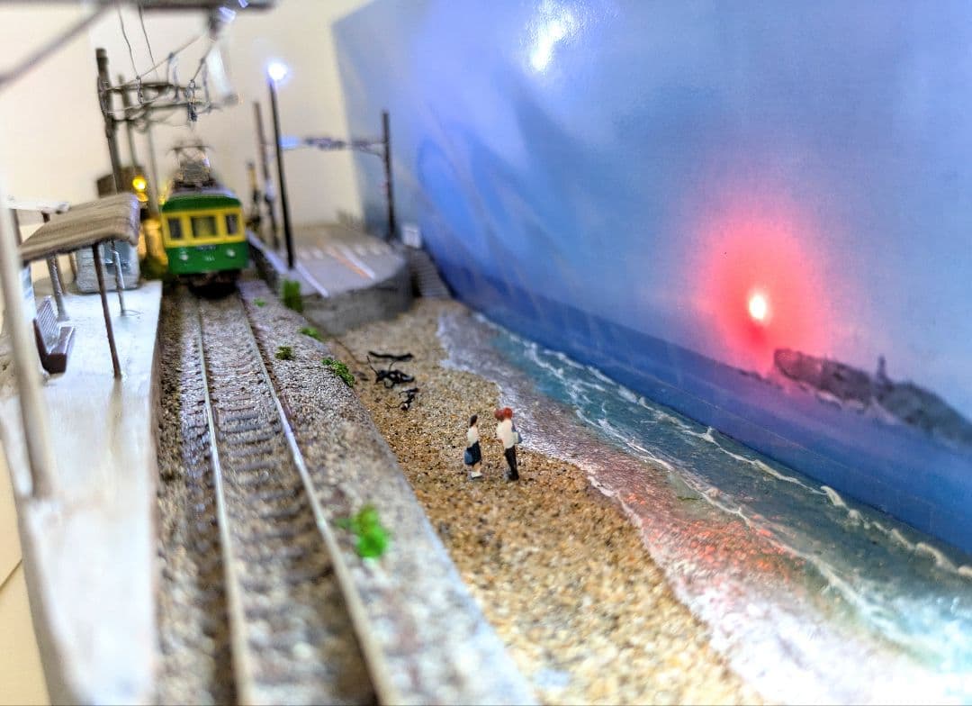 Ｎゲージ・ジオラマ展示台「江ノ電・鎌倉高校前駅とスラムダンク踏切」※車両付き