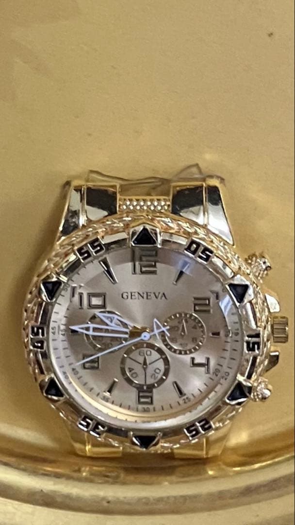 金マニア必見！黄金の花装飾プレートとクォーツ時計