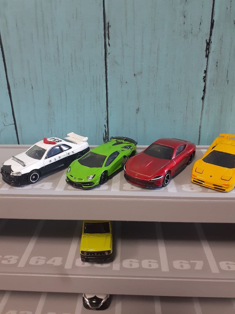 TAKA　最新版自作トミカ収納棚110台ロータリー交差点ヘリポート付