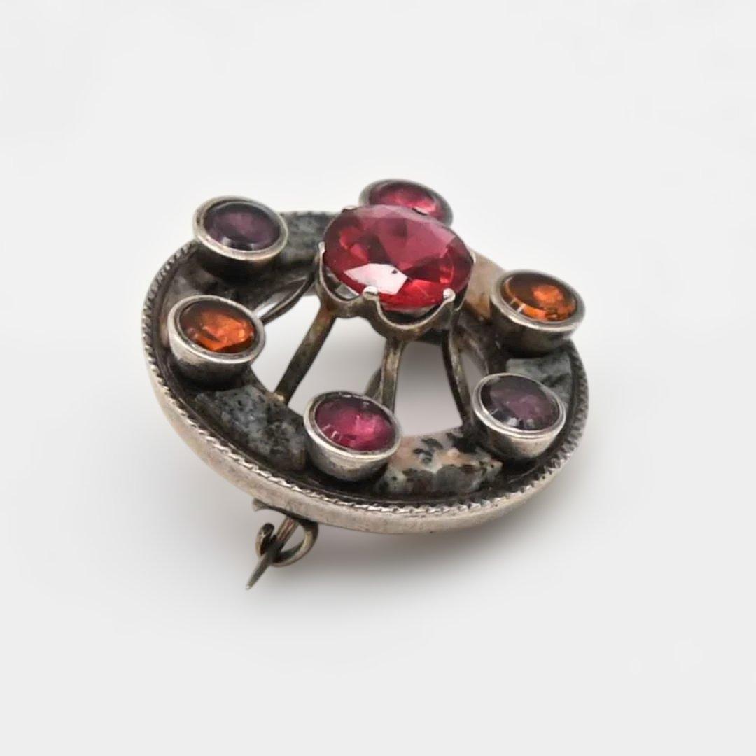 円形の銀製ブローチ　メノウとカラーストーン　スコティッシュ　s0064