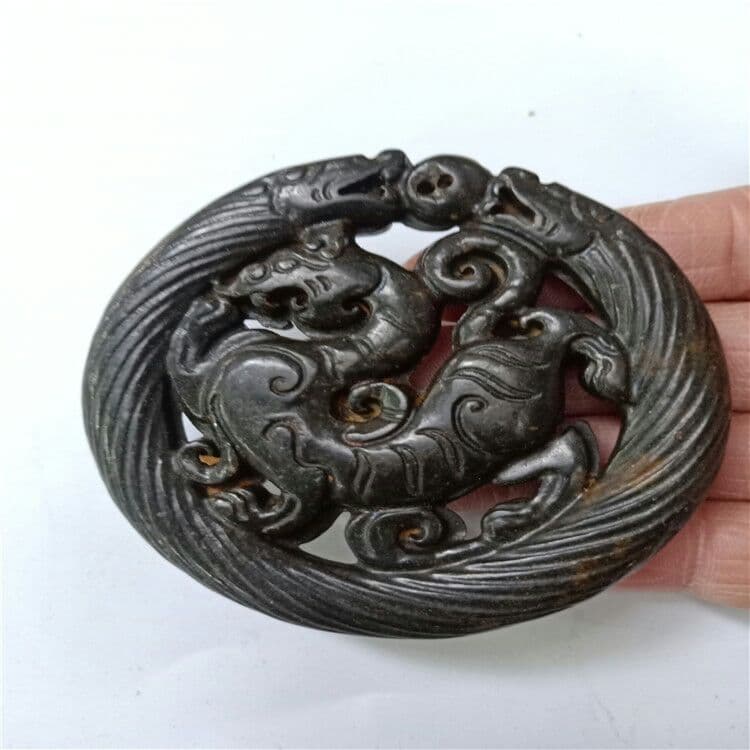 石四大神獣、青龍、朱雀、玄武、白虎の両面に玉璧が彫られています。