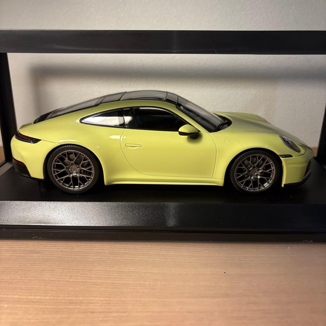 ミニチャンプス ポルシェ　911 992 Carrera 1/18 イエロー