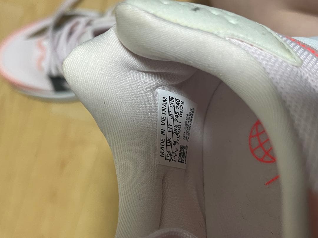 ピンク/ホワイト/ブラック スパイクシューズ