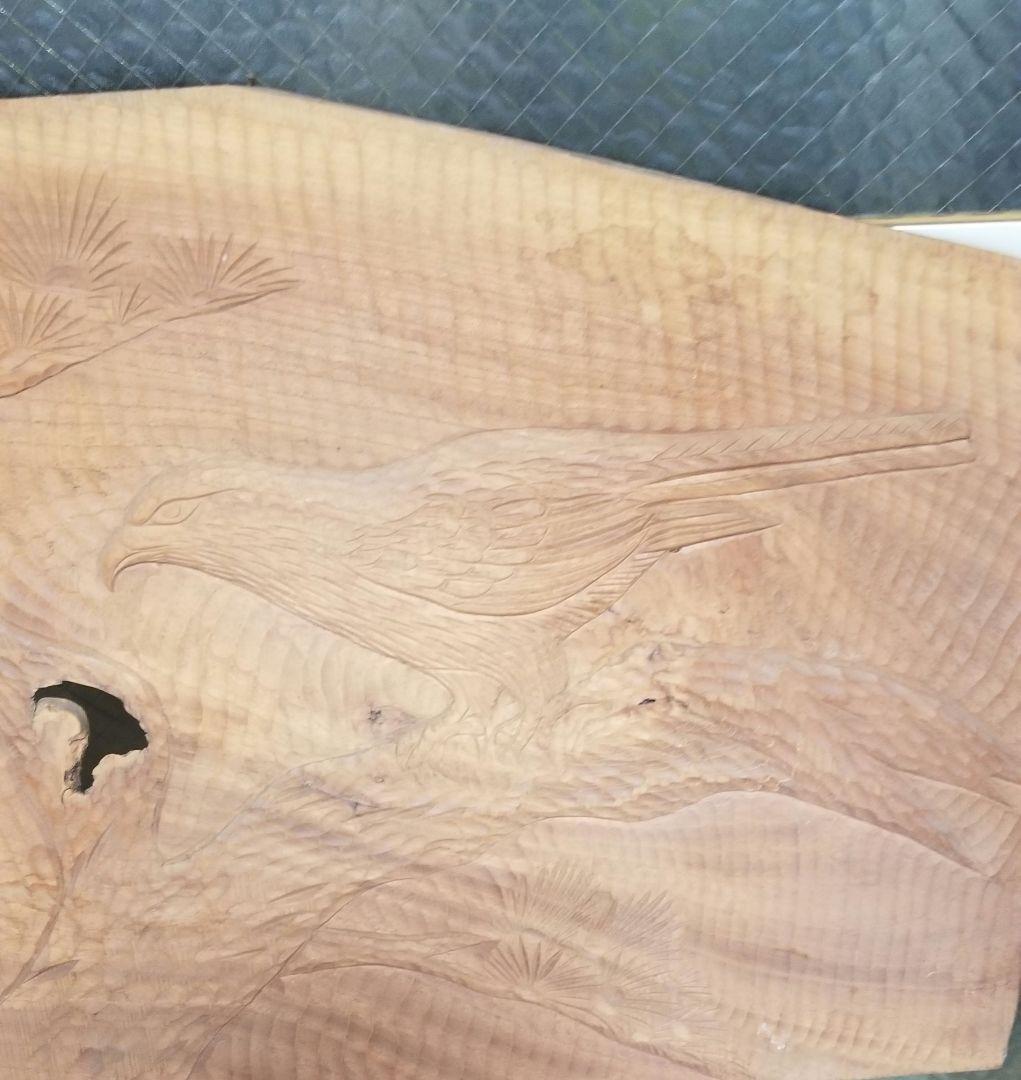 一枚板から彫刻された鷹です