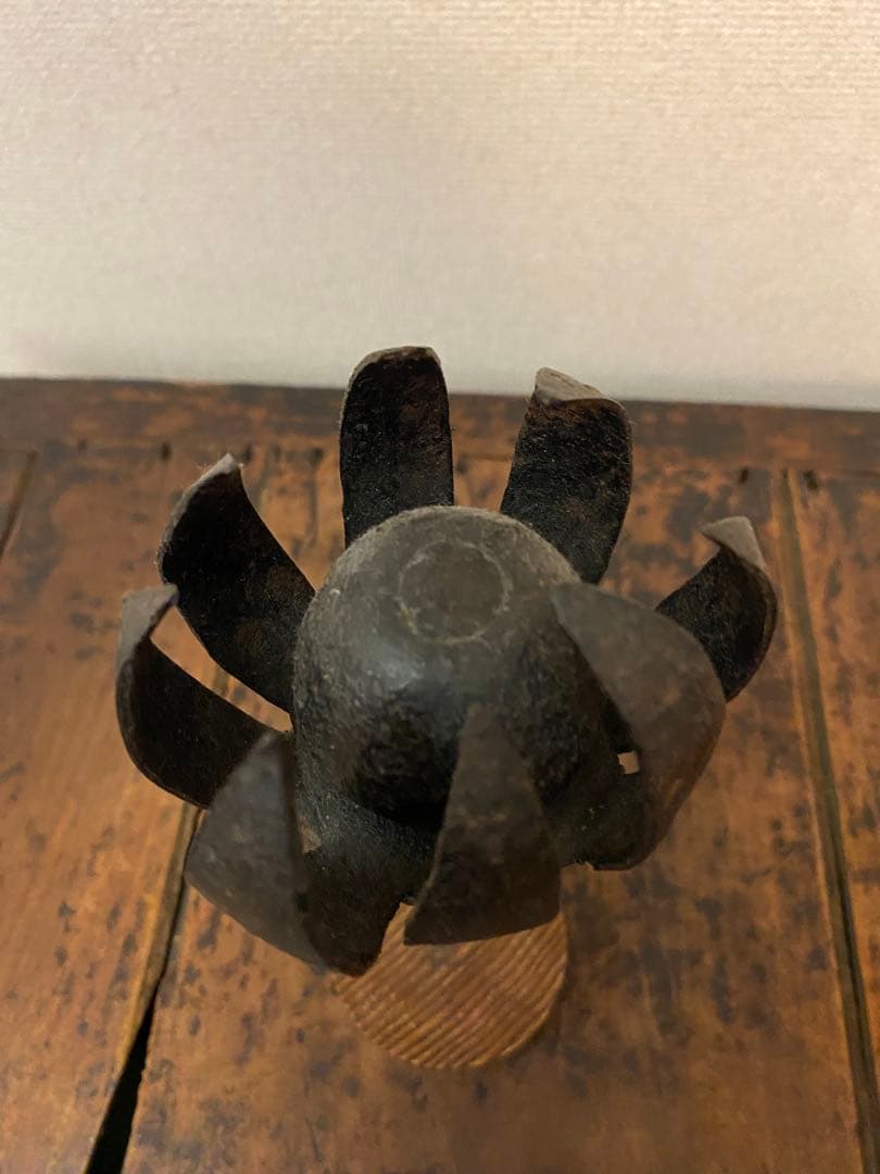 李朝工芸　鉄製オブジェ（蓮花）