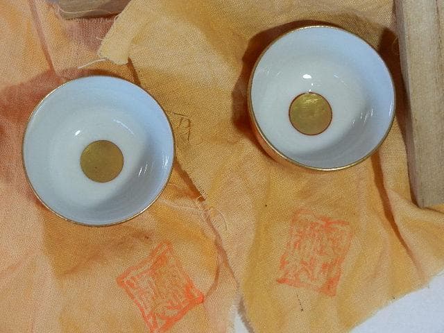 赤絵金彩酒盃２個「陶印　九谷竹塘」（何故か「平安　松山造」の桐箱入り）