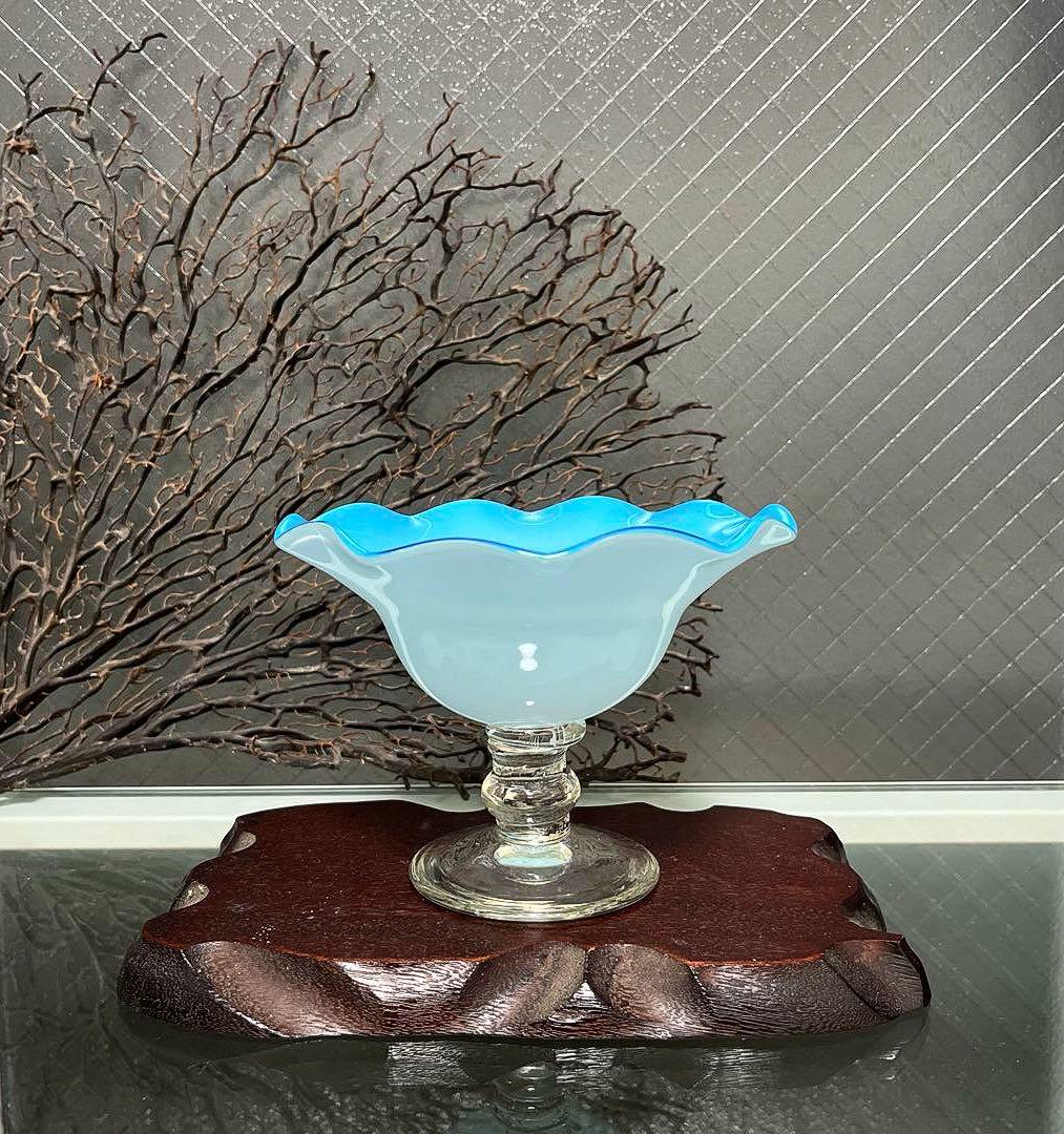 骨董　時代　２色バイカラーフリル 乳白色ガラス　水色　脚付コンポート　菓子器