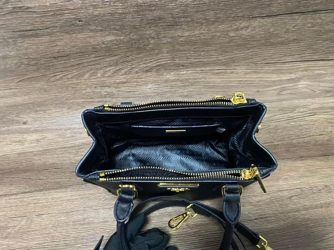 PRADA ブラックレザー ハンドバッグ