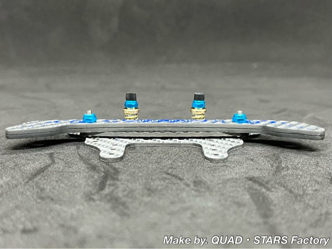 【ミニ四駆パーツ】2軸ATリジットバンパー　30周年／シルバー　3mm厚カーボン