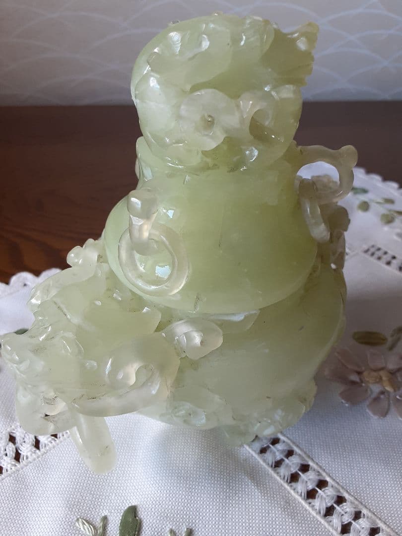 【中国】翡翠　❇透かし彫り香炉❇　龍　置物　アンティーク　工芸品　（台座付き）