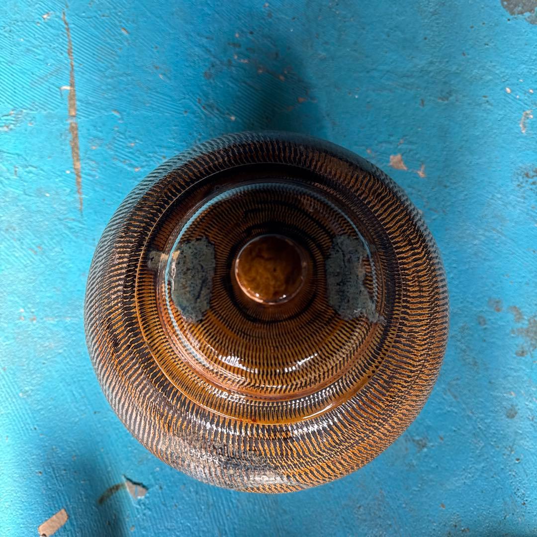 茶色と黒のストライプ模様の陶器壺