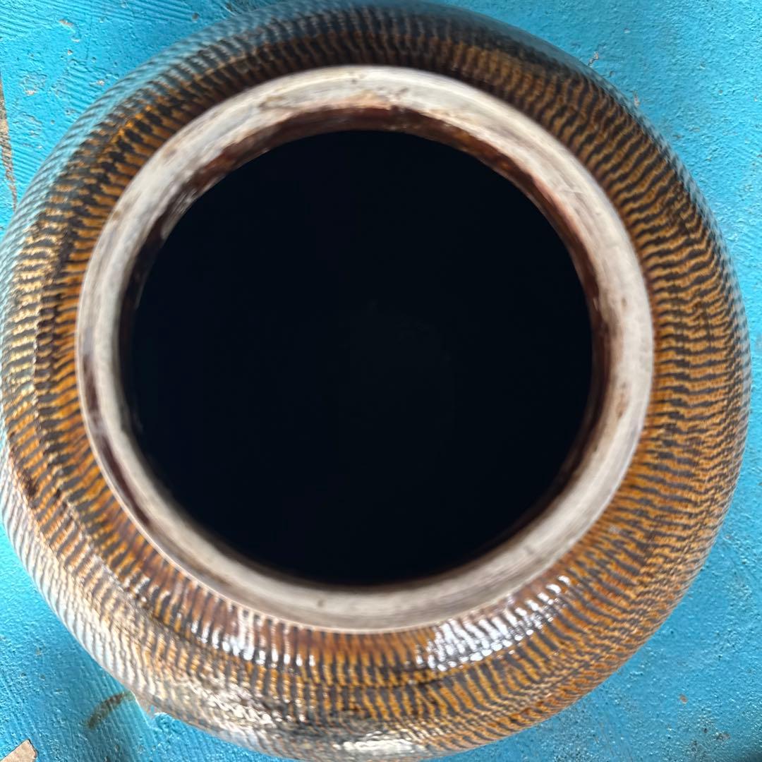 茶色と黒のストライプ模様の陶器壺