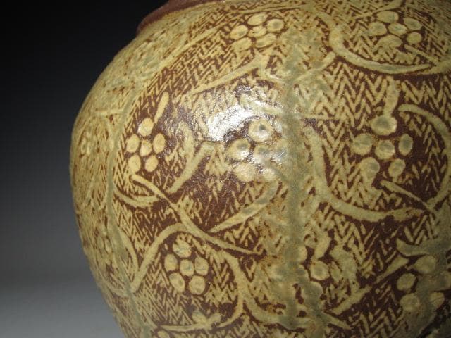 島岡達三 飴釉象嵌唐草文壷 縄文象嵌技法 名工の秀作！o567