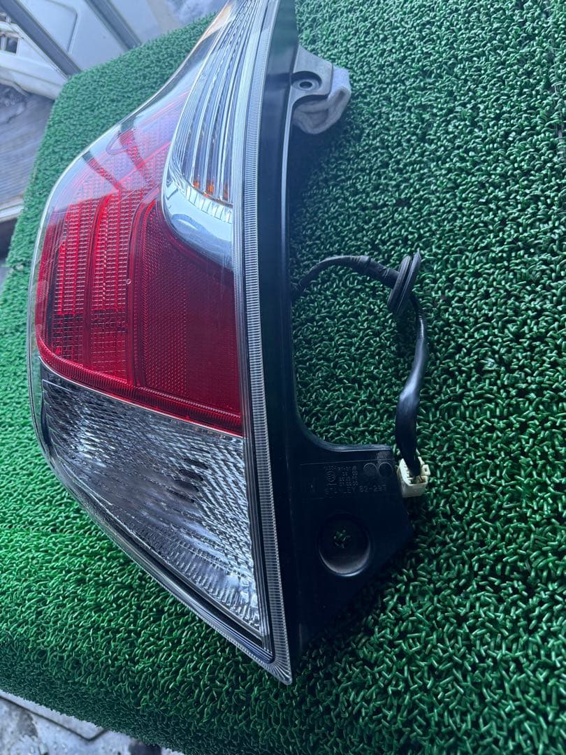 アクア DAA-NHP10 左テールランプ 81561-52D00